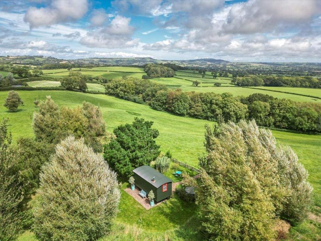 A romantic, rural getaway in the Dorset countryside, welcome to Toby's Hut. 