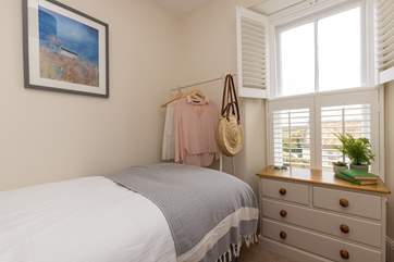 The pretty single bedroom.