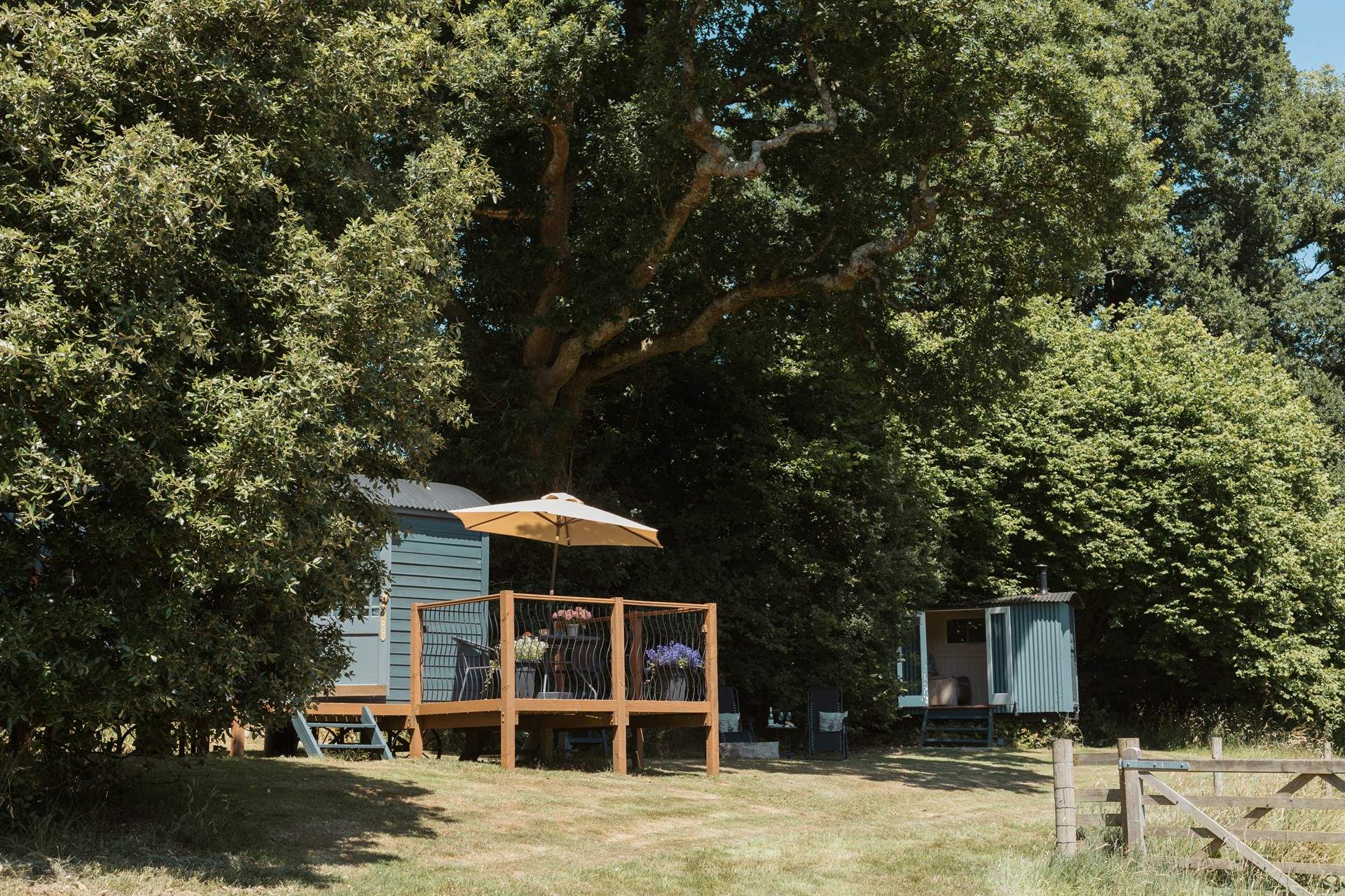 To the right of the main hut, you'll find the relaxation hut, an extra space for you to enjoy. 