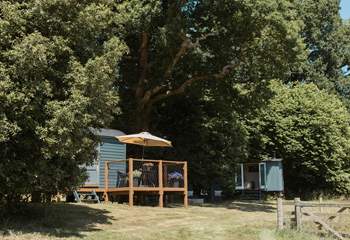 To the right of the main hut, you'll find the relaxation hut, an extra space for you to enjoy. 