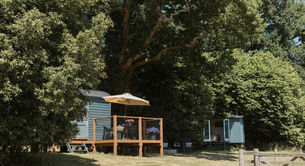 To the right of the main hut, you'll find the relaxation hut, an extra space for you to enjoy. 