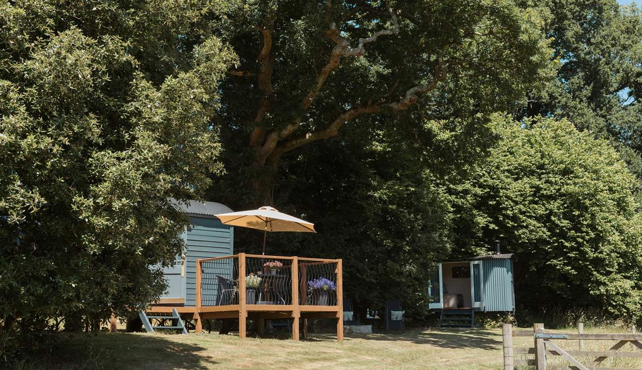 To the right of the main hut, you'll find the relaxation hut, an extra space for you to enjoy. 