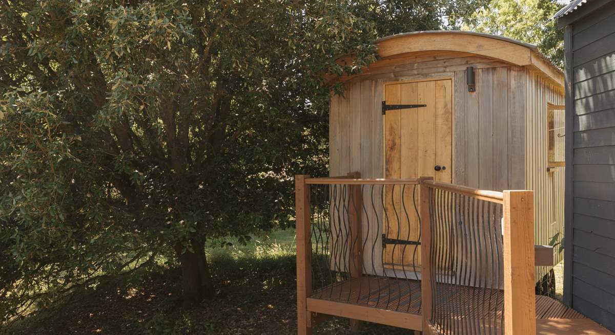 A separate, smaller hut to freshen up in. 