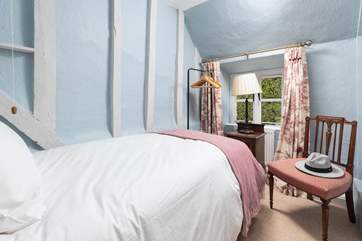 Pretty bedroom 1 with a single bed.