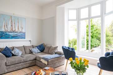Cosy up on the sofa in the evening while watching the sun set. There is also an impressive 65'' 4K Smart TV.