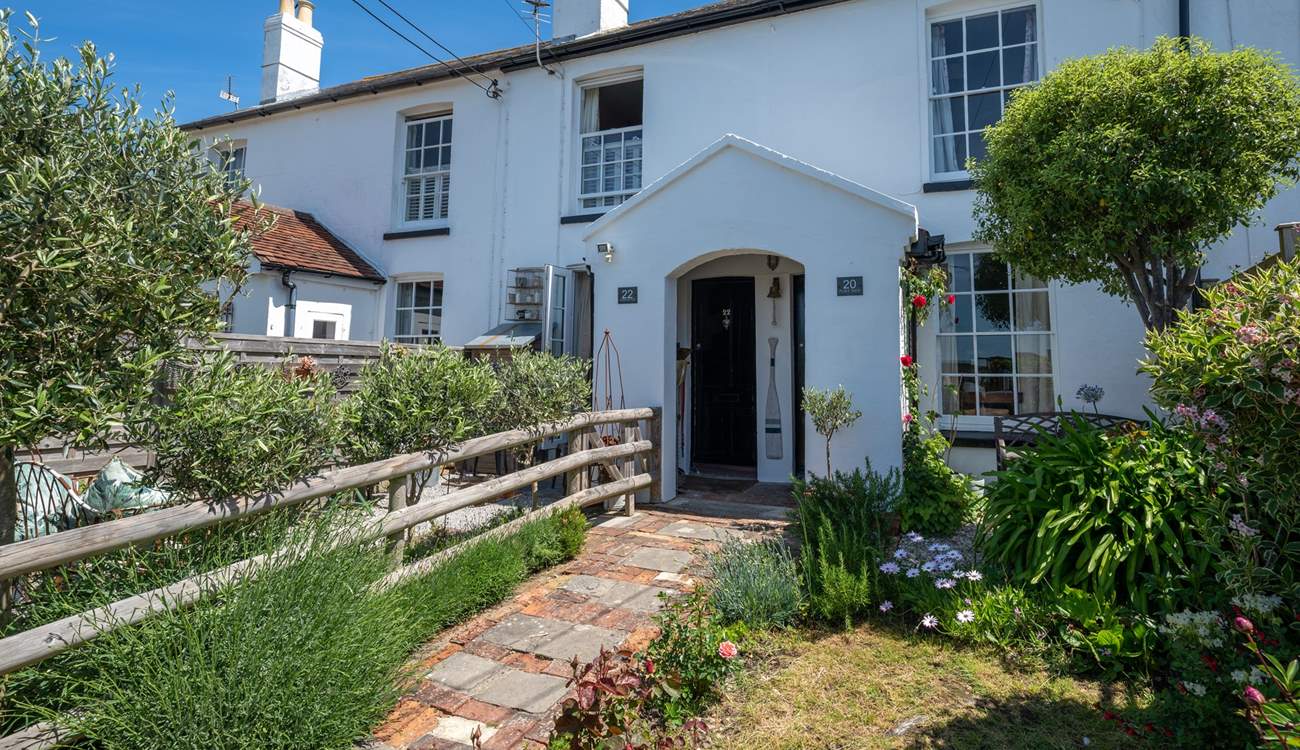 Starboard Side; a gorgeous cottage in the lovely village of Gurnard - please note, the front garden for Starboard Side is to the left of the property.