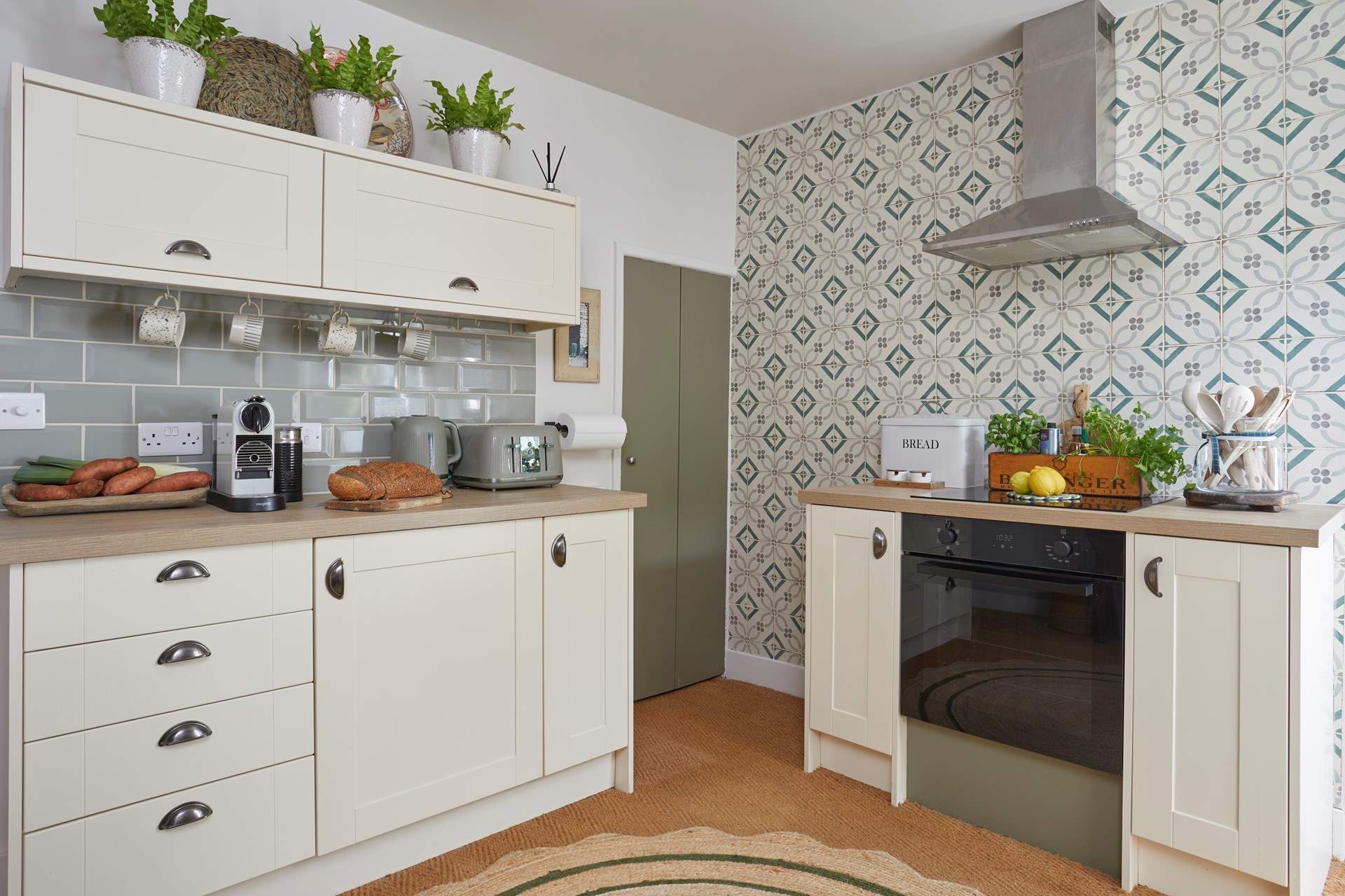 The kitchen/dining-room is modern and well-equipped for you to cook up a treat! 