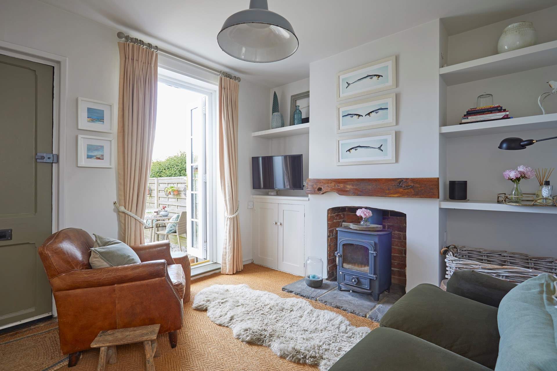 Relaxing in the cosy sitting-room and open the door to let the in the island sunshine.