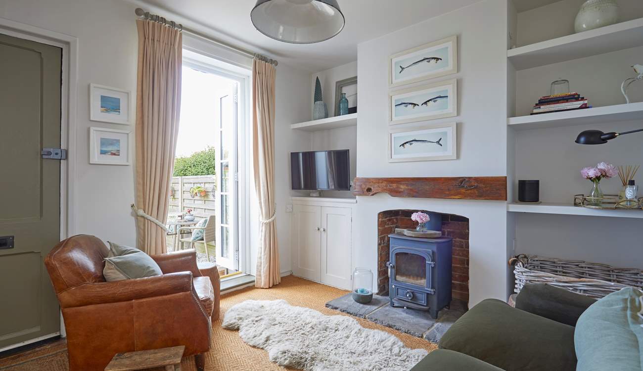 Relaxing in the cosy sitting-room and open the door to let the in the island sunshine.