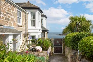 Beautiful Coastguard Cottage welcomes you.