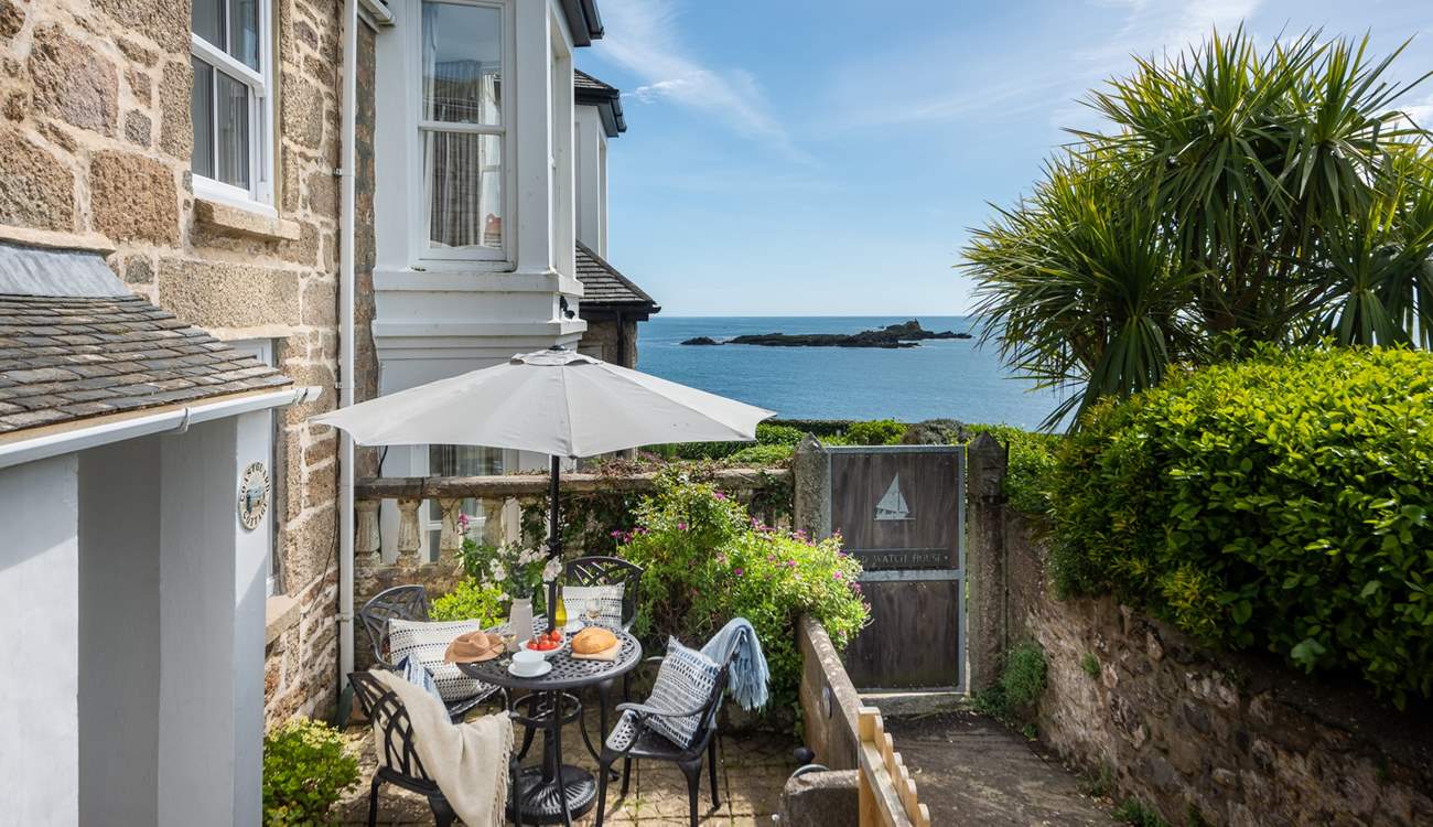 Beautiful Coastguard Cottage welcomes you.