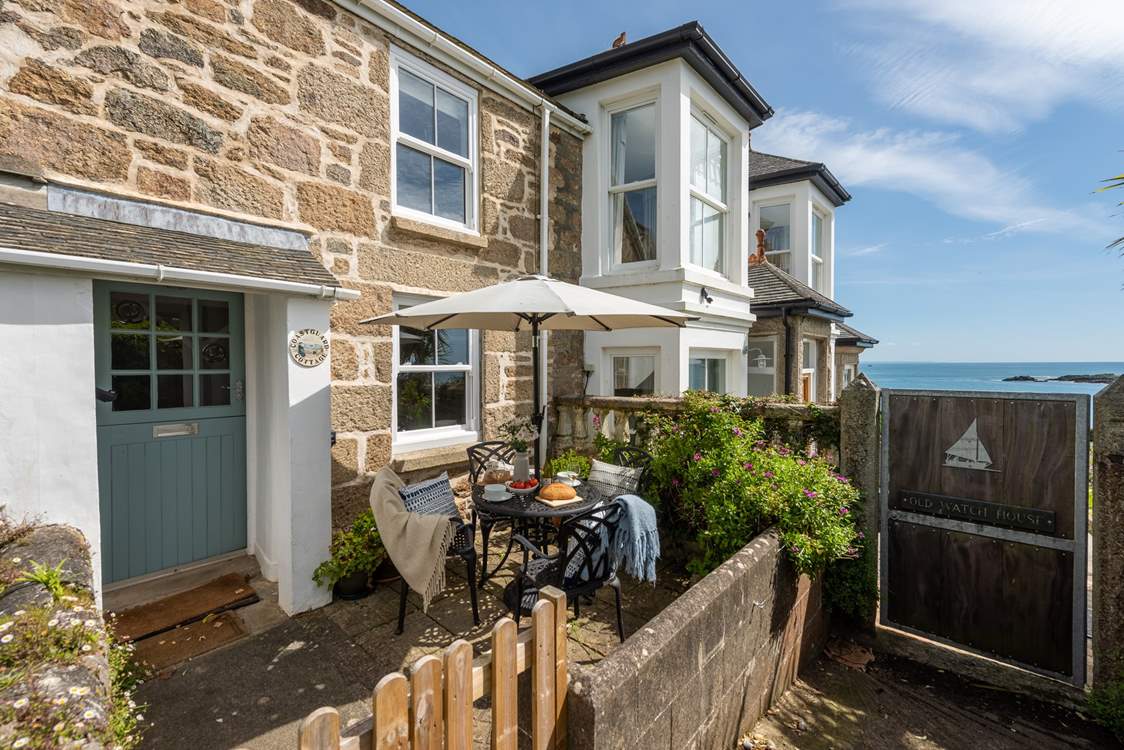 Al fresco dining in the Cornish sunshine, perfect!