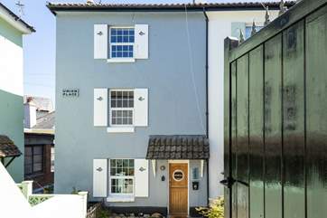 You will find Six Fish Cottage in Union Place (behind a black door that opens into the courtyard).