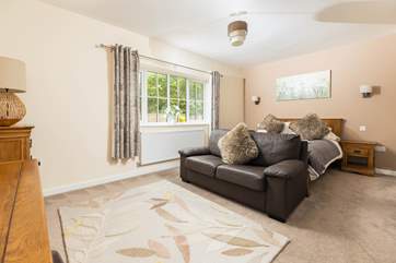A mirror image of the main bedroom, this room also has an en suite and sofa for you to relax on.