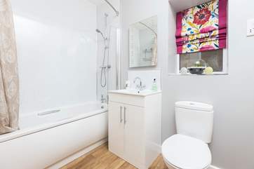 With two en-suites plus a family bathroom there will be no queues.