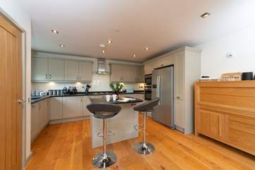You'll want for nothing more in the excellently equipped kitchen.