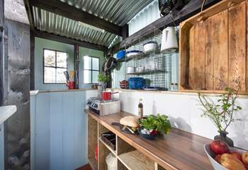 The double ring gas hob and grill are perfect for making quick and easy dinners. 