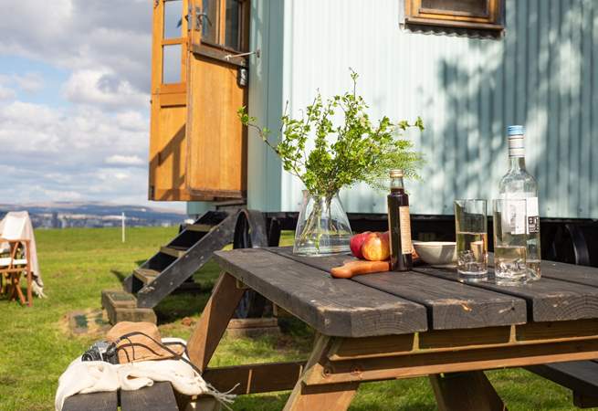 Dining al fresco never looked so good.