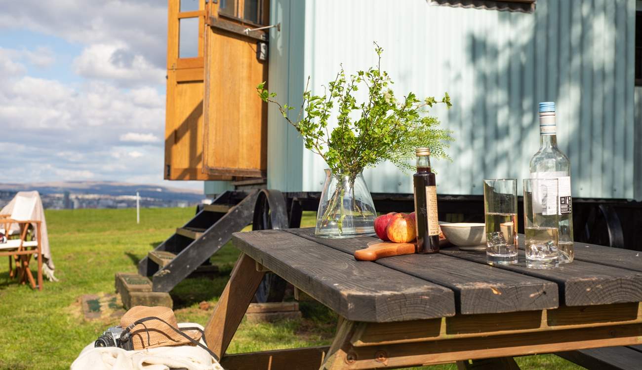 Dining al fresco never looked so good.