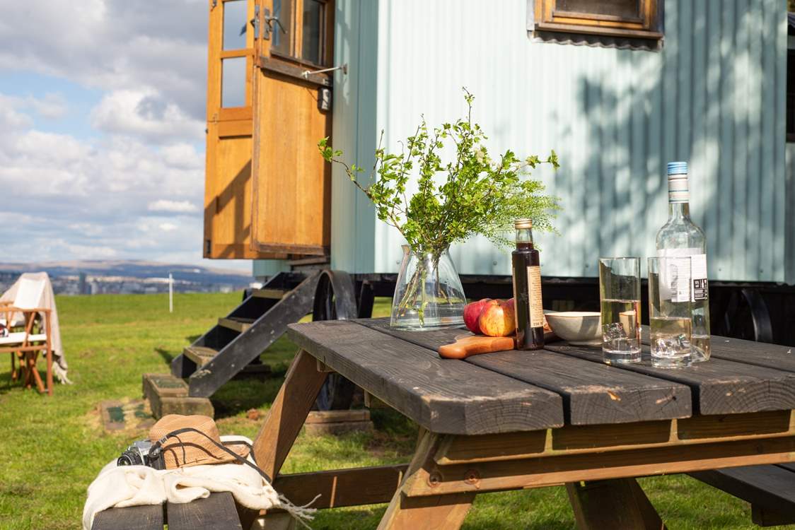 Dining al fresco never looked so good.