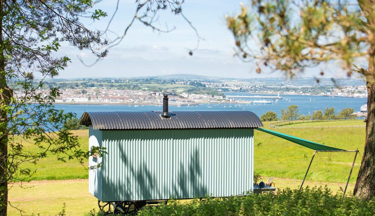 Welcome to Lynher Hut, the dreamiest little hut nestled within Mount Edgcumbe Country Park. 