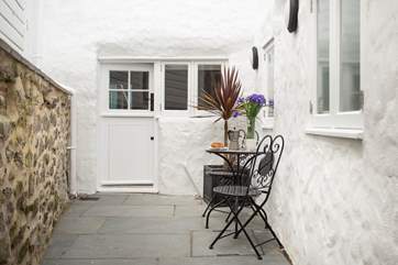 Outside the property there is a private courtyard area, where you can enjoy a spot of lunch in the sunshine or a cocktail before heading into Mousehole for a bite to eat.