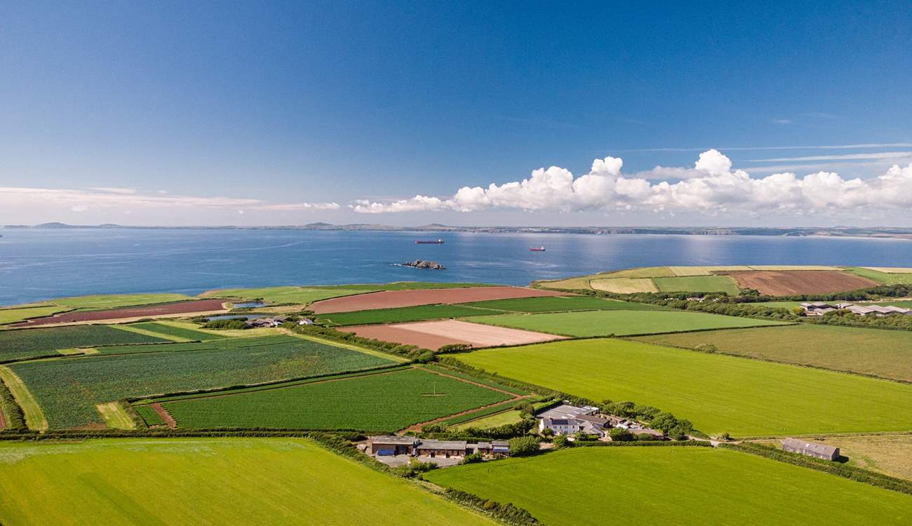 Idyllic retreat just a walk away from the spectacular Pembrokeshire coastal path, the magical Mill Haven and enchanting St. Brides Beach. 