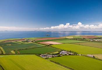 Idyllic retreat just a walk away from the spectacular Pembrokeshire Coastal Path, the magical Mill Haven and enchanting St. Brides Beach. 
