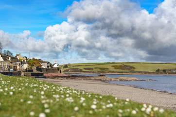The sheltered beach at Dale is less than a five minute drive away. Perfect for water sports enthusiasts and for crabbing off the pontoon.
