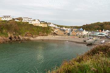 The pretty seaside village of Little Haven is very nearby. Try the fresh seafood and tasty menu in the St Brides Inn.