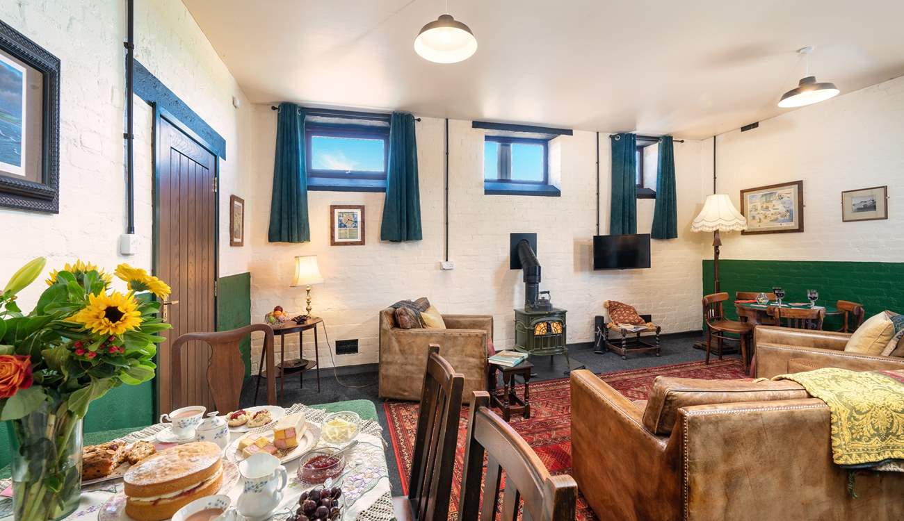 Charming, spacious room with lovely 1940s detail.