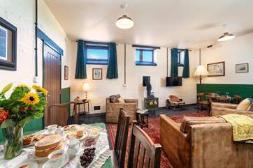 Charming, spacious room with lovely 1940s detail.