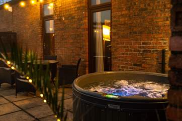 The dreamiest hot tub set up under the stars.