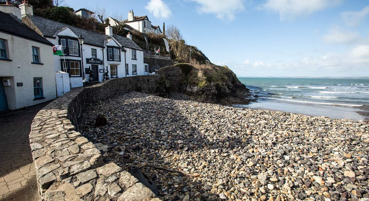 Very nearby is the pretty seaside village of Little Haven. Sit in the sun on the Swann wall and enjoy your favourite tipple.