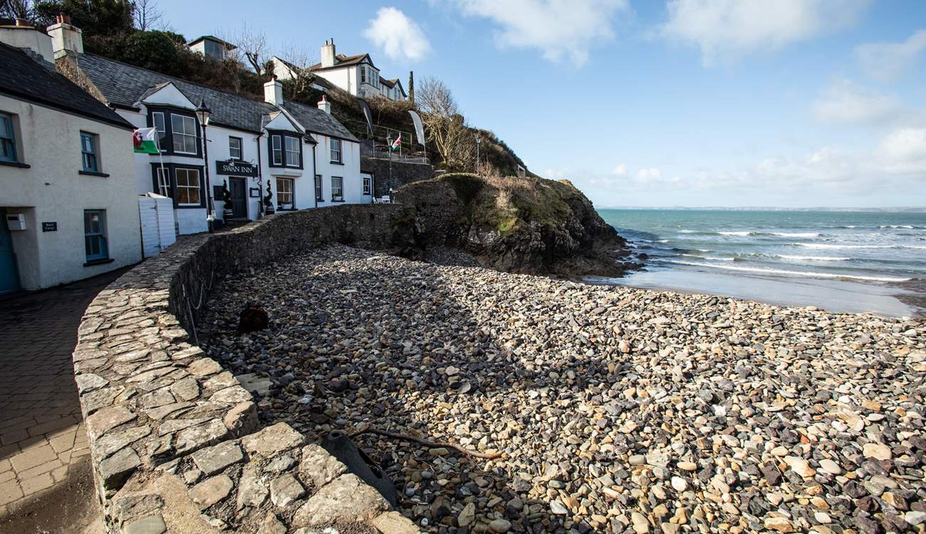 Very nearby is the pretty seaside village of Little Haven. Sit in the sun on the Swann wall and enjoy your favourite tipple.