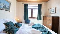Fluffy white towels and crisp white linen in this charming 1940s bedroom.