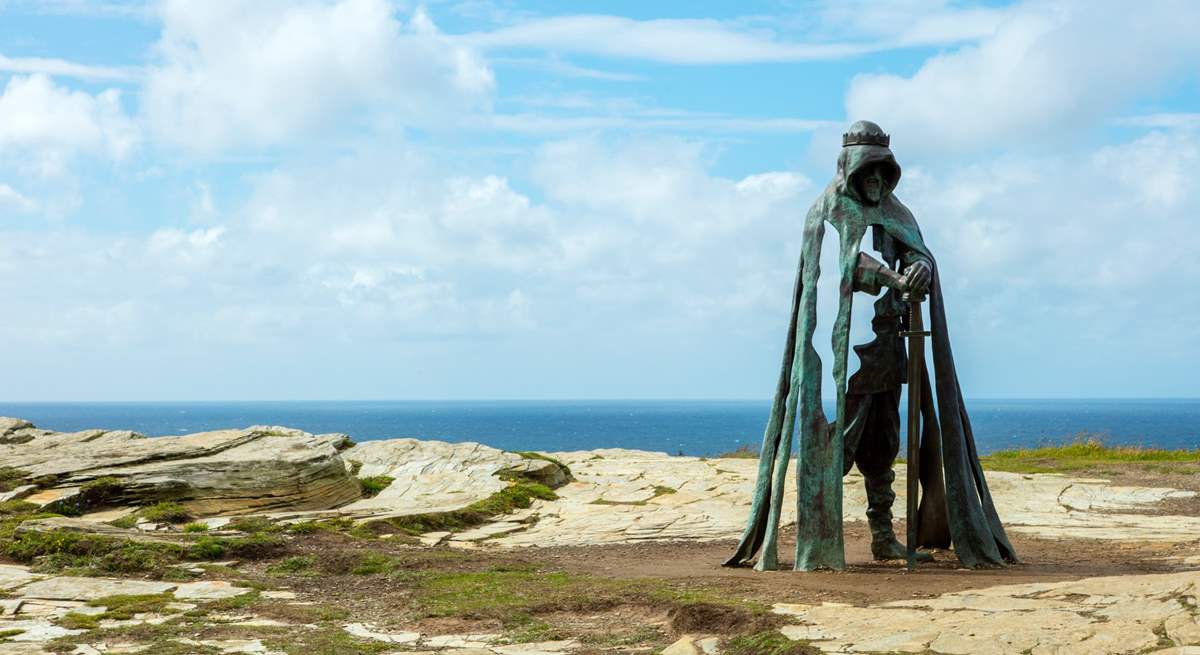 King Arthur's statue stands majestically on the cliff in Tintagel.