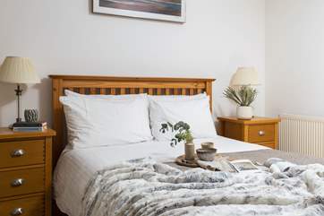 The super bedroom has luxury bedding.