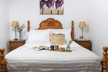 The beautiful crafted double bed.