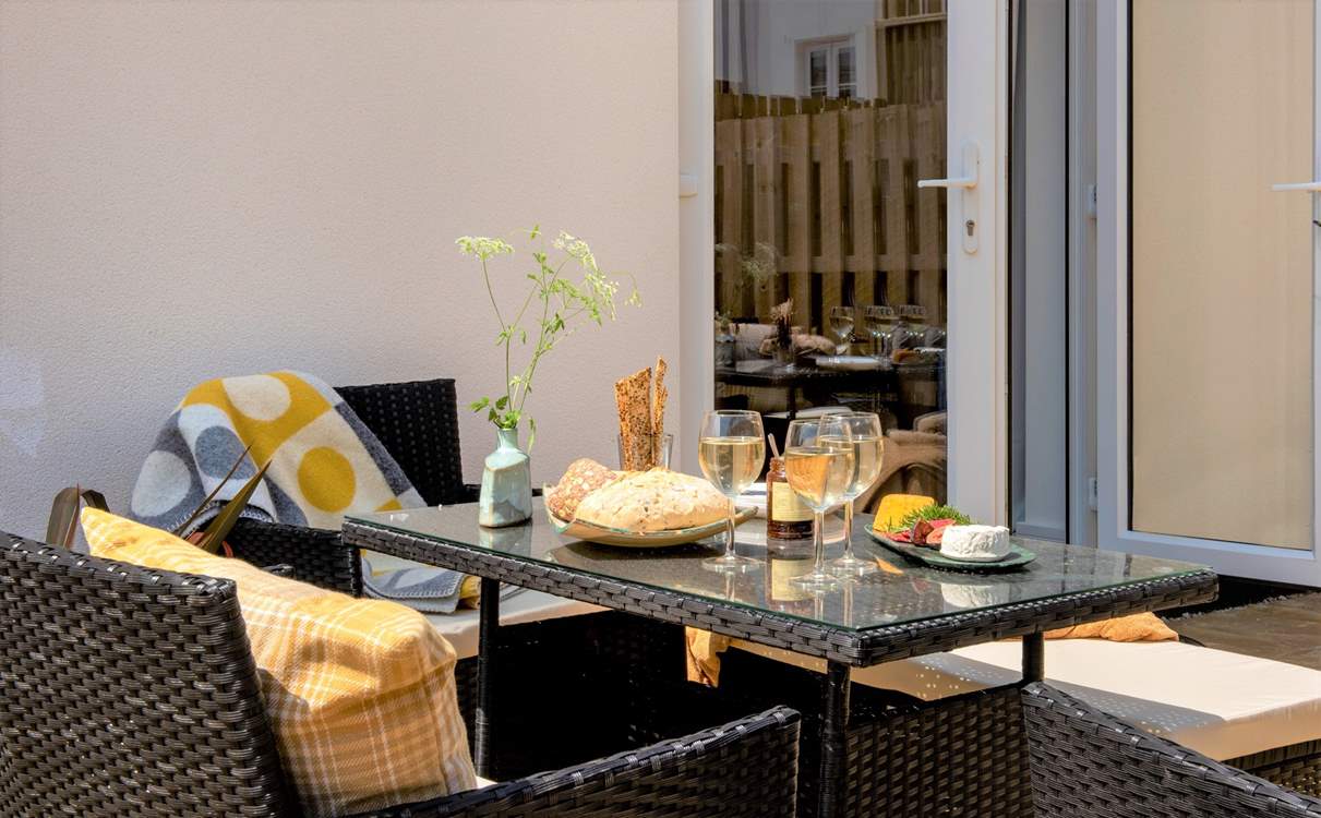 You'll enjoy holiday meals in the best of the Cornish sunshine.