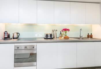 The modern kitchen is supplied with all you'll need for your stay in Plymouth.