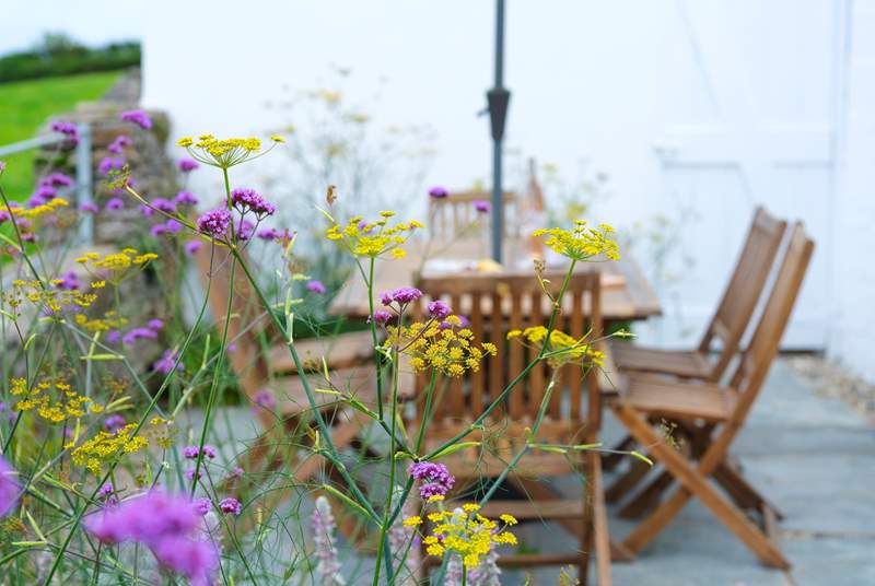 Al fresco dining is a must on your Cornish holiday.