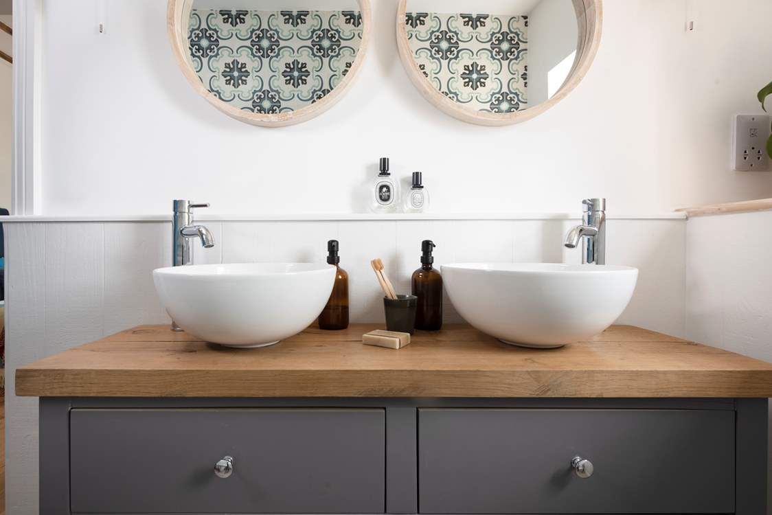Twin sinks so you can clean your gnashers in unison!