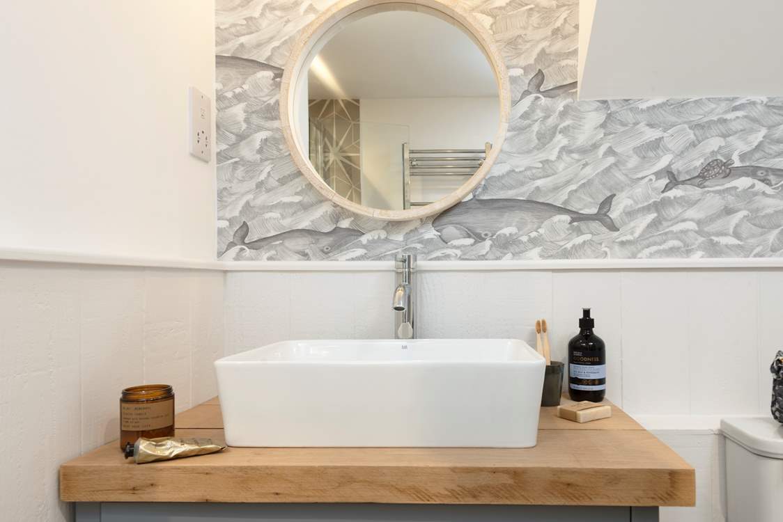 The wallpaper in the en suite shower-room is gorgeous.