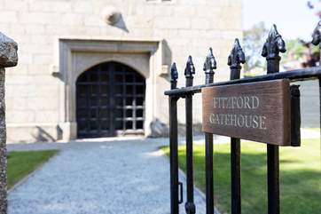 Stunning Fitzford Gate House offers you a holiday in your very own fairy tale castle.