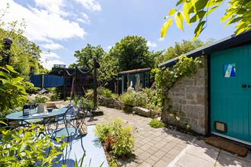 Relax on your holiday in the pretty cottage garden.