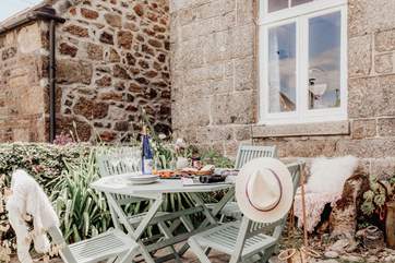 Trepen has a shared front courtyard (with the cottage next door) which is very typical of lots of cottages in Mousehole.