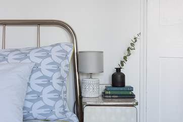 The pretty single bedroom.
