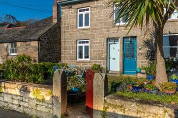 Welcome to Trepen, located in the heart of Mousehole. Two little steps lead up to the front door.