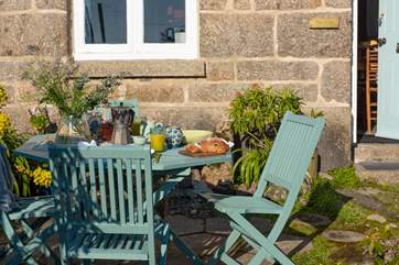 Trepen has a shared front courtyard (with the cottage next door) which is very typical of lots of cottages in Mousehole.